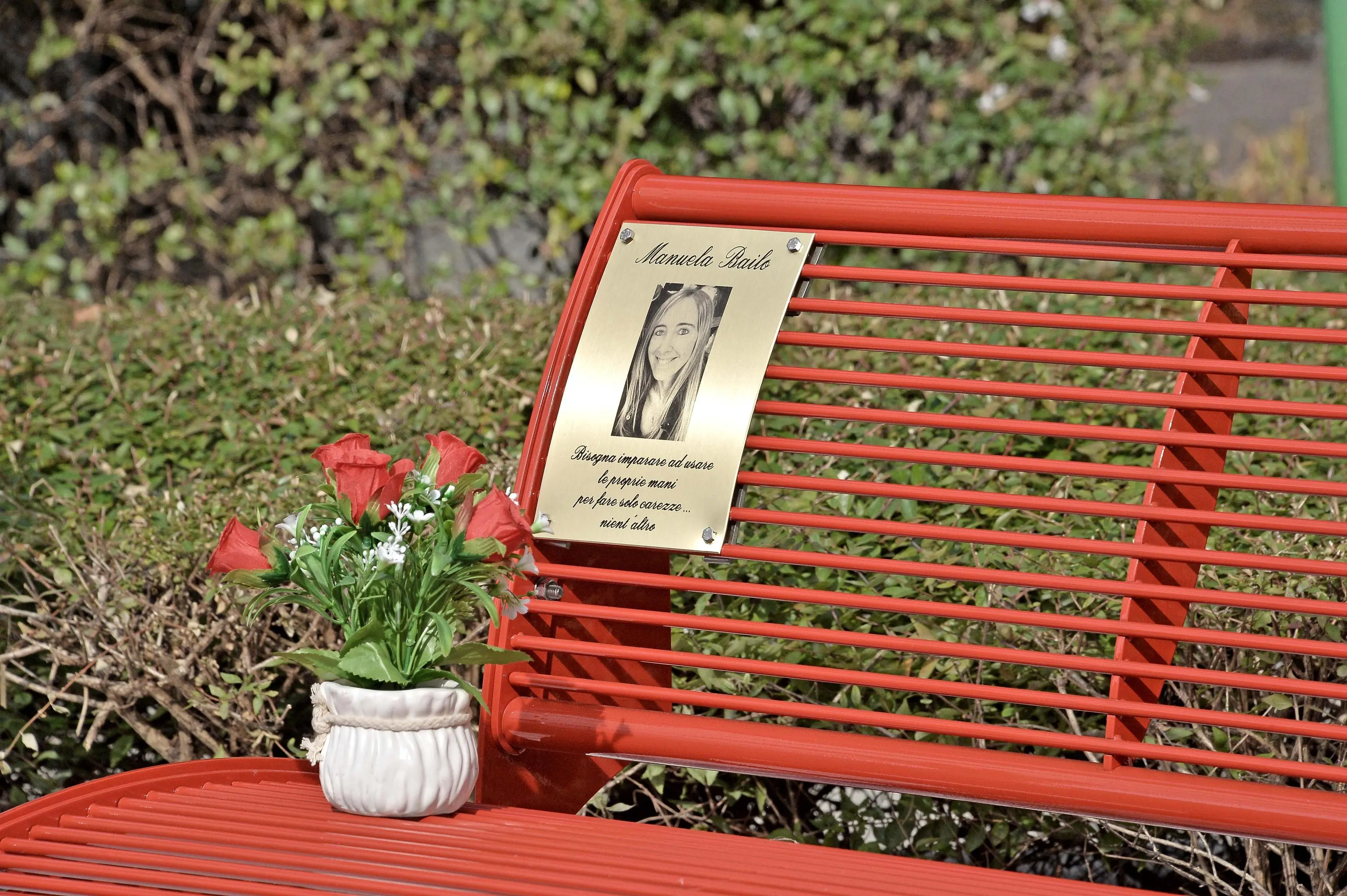 Alcune panchine rosse in città