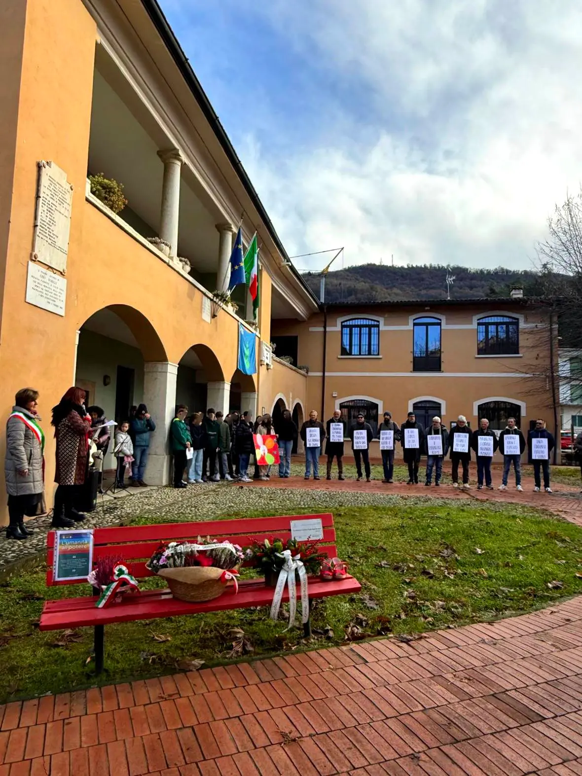 Alcune panchine rosse nel Sebino e in Franciacorta