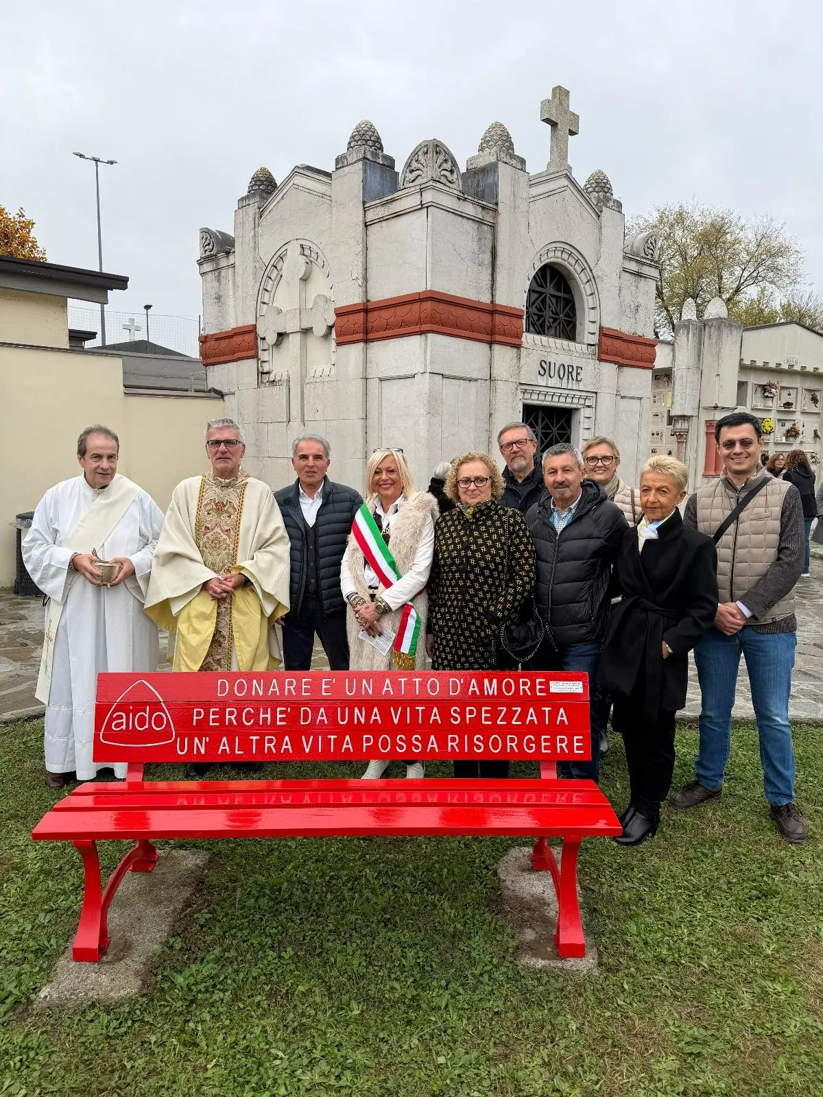 Alcune panchine rosse nel Sebino e in Franciacorta