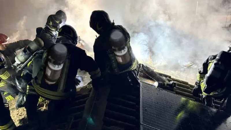 L'intervento sul tetto - Foto Vigili del fuoco Brescia