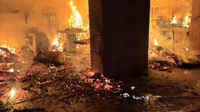 Il deposito che ha preso fuoco - Foto Vigili del fuoco Brescia