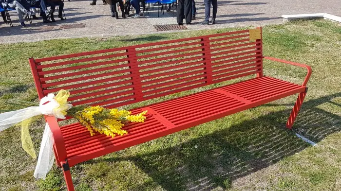 Una panchina rossa in Valsabbia - © www.giornaledibrescia.it