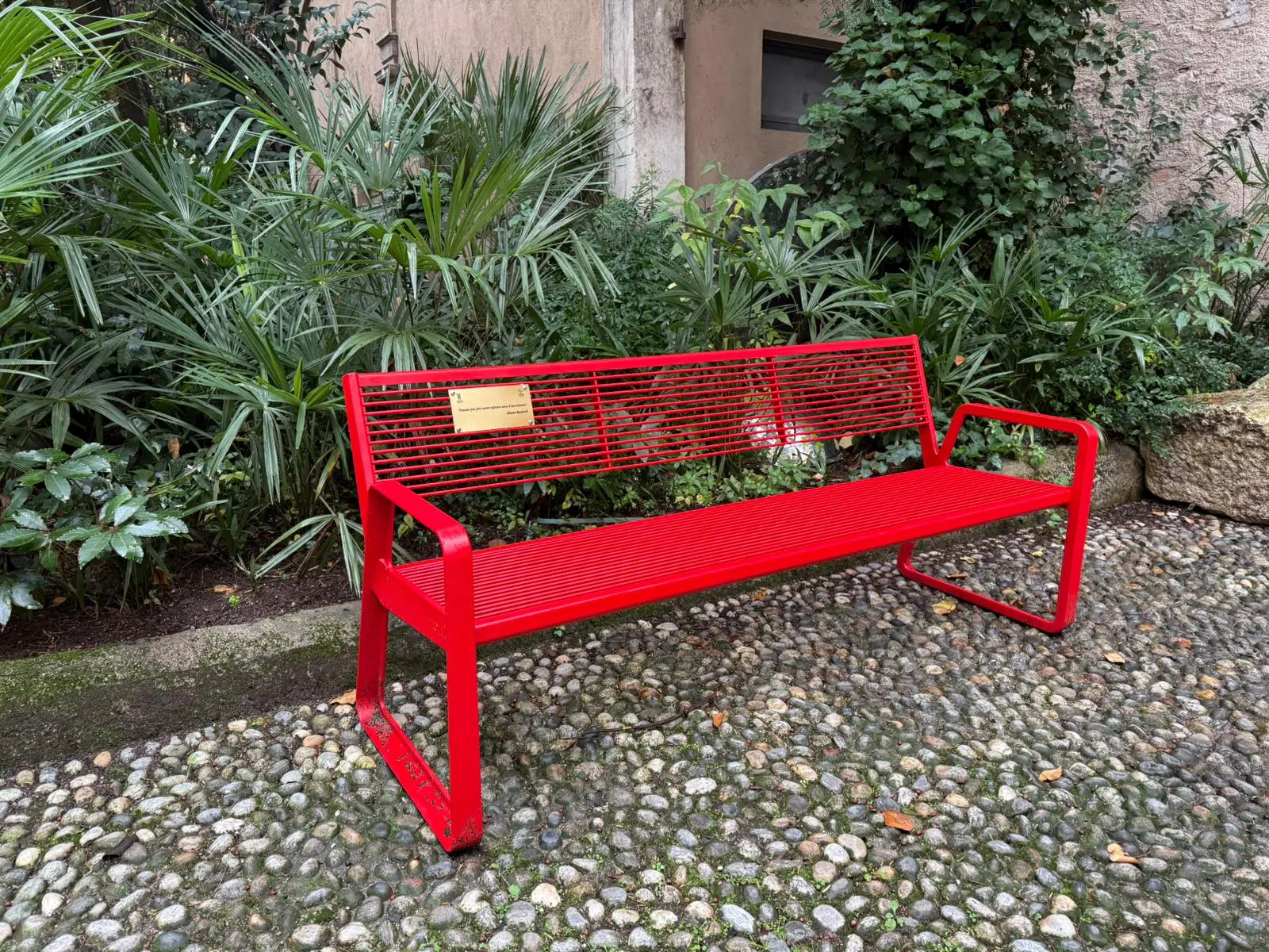 Alcune panchine rosse in città