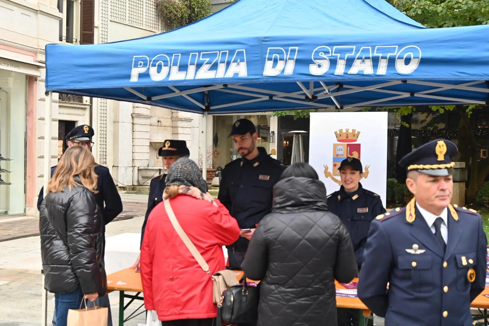 Giornata contro la violenza sulle donne: la Polizia di Stato in corso Zanardelli
