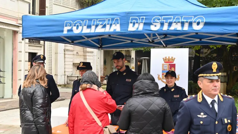 Giornata contro la violenza sulle donne: la Polizia di Stato in corso Zanardelli