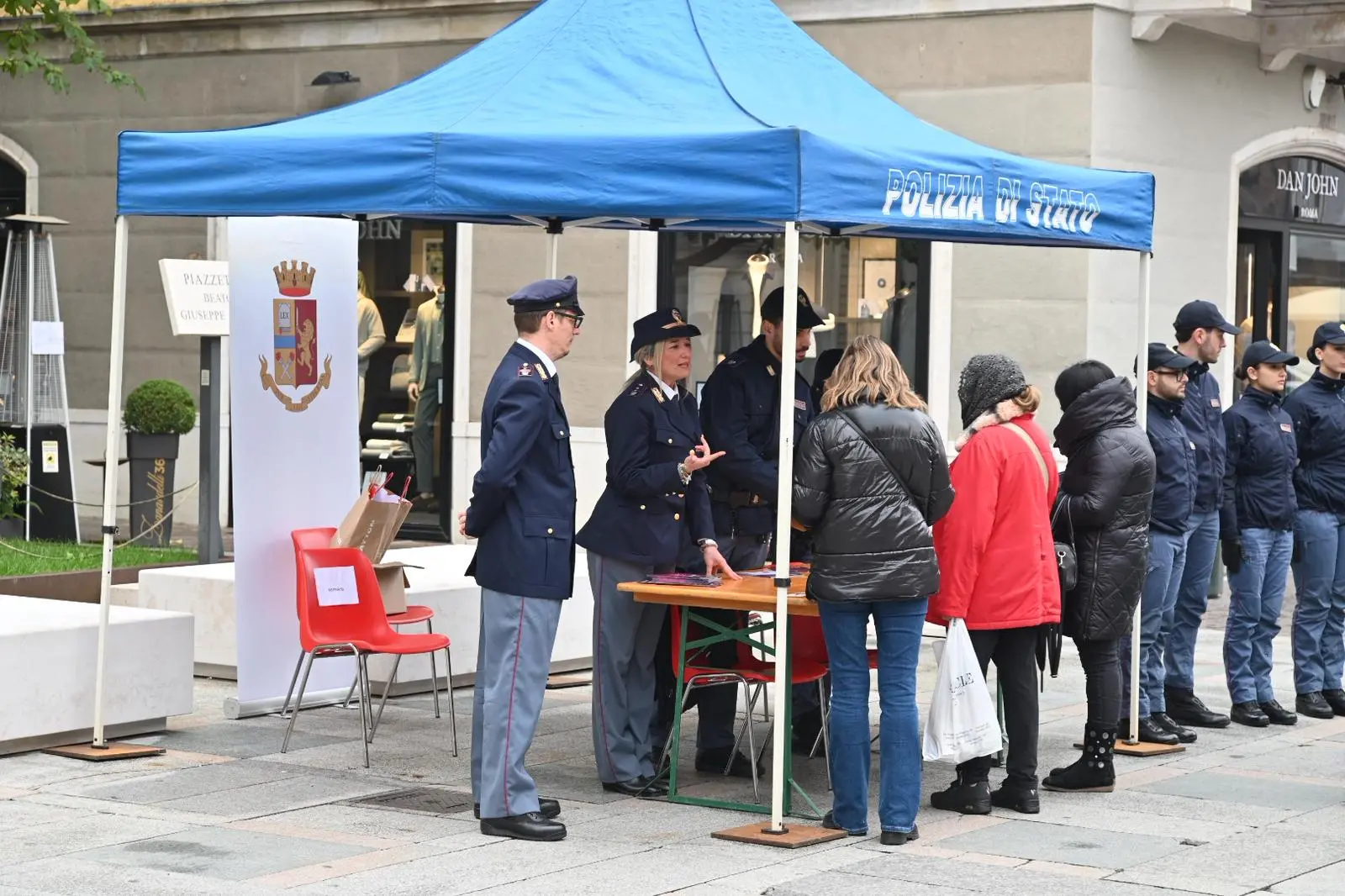 Giornata contro la violenza sulle donne: la Polizia di Stato in corso Zanardelli