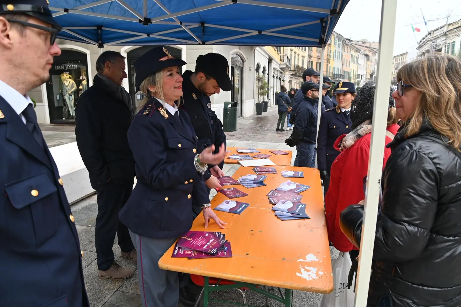 Giornata contro la violenza sulle donne: la Polizia di Stato in corso Zanardelli