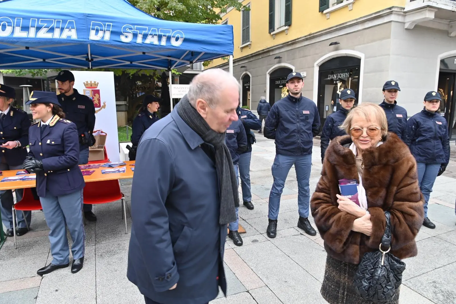 Giornata contro la violenza sulle donne: la Polizia di Stato in corso Zanardelli