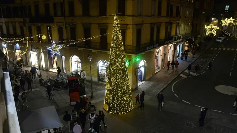 Immancabile l'albero nel cuore del centro storico