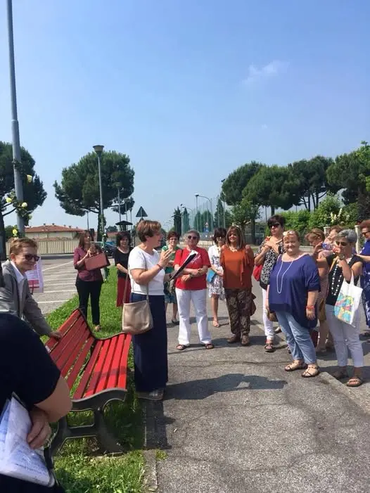 Alcune delle panchine rosse in Valsabbia