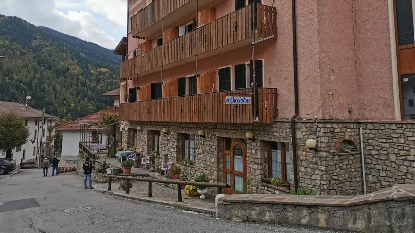 L'hotel che ospitava i migranti a San Colombano di Collio - © www.giornaledibrescia.it