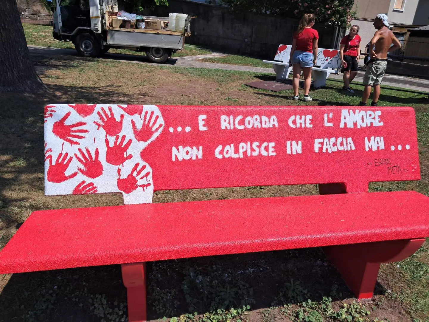 Alcune delle panchine rosse in Valsabbia