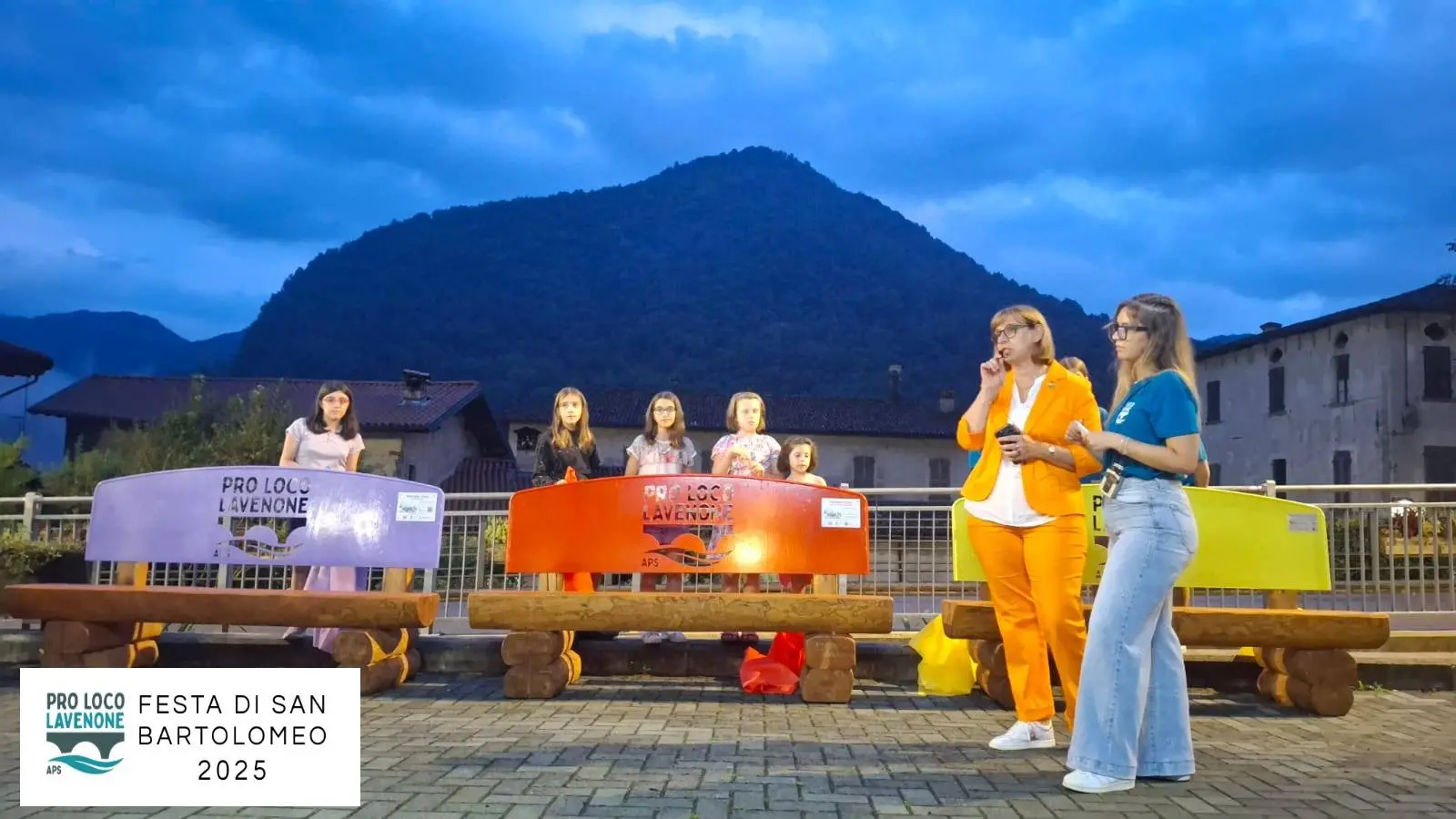 Alcune delle panchine rosse in Valsabbia