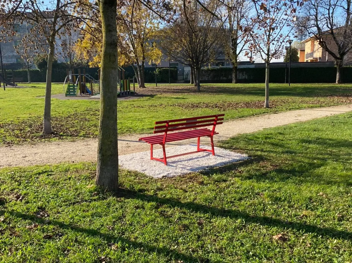 Alcune panchine rosse nella Bassa