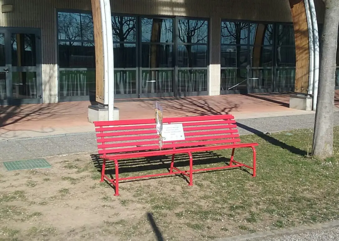 Alcune panchine rosse nell'Hinterland