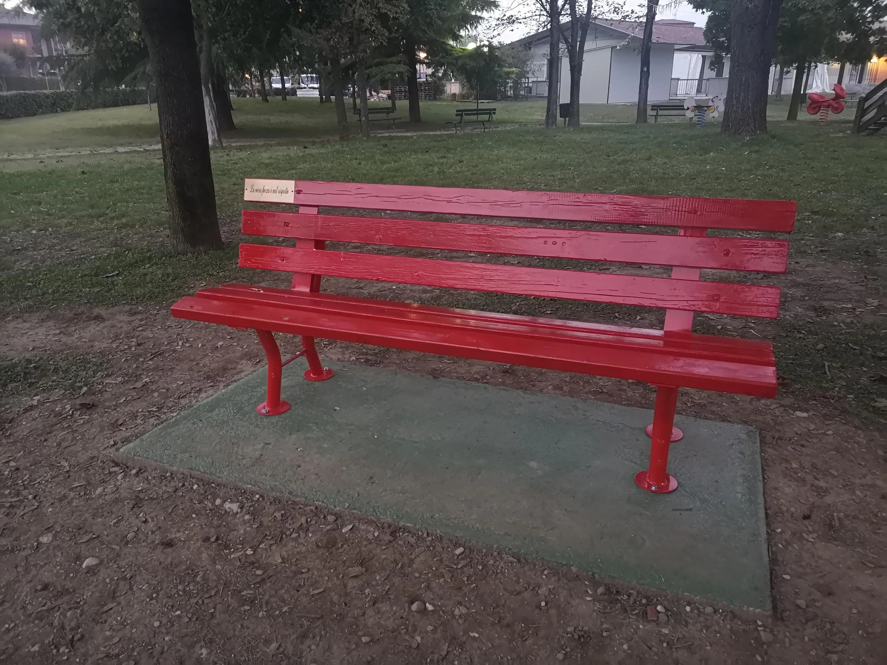 Le panchine rosse nella Bassa