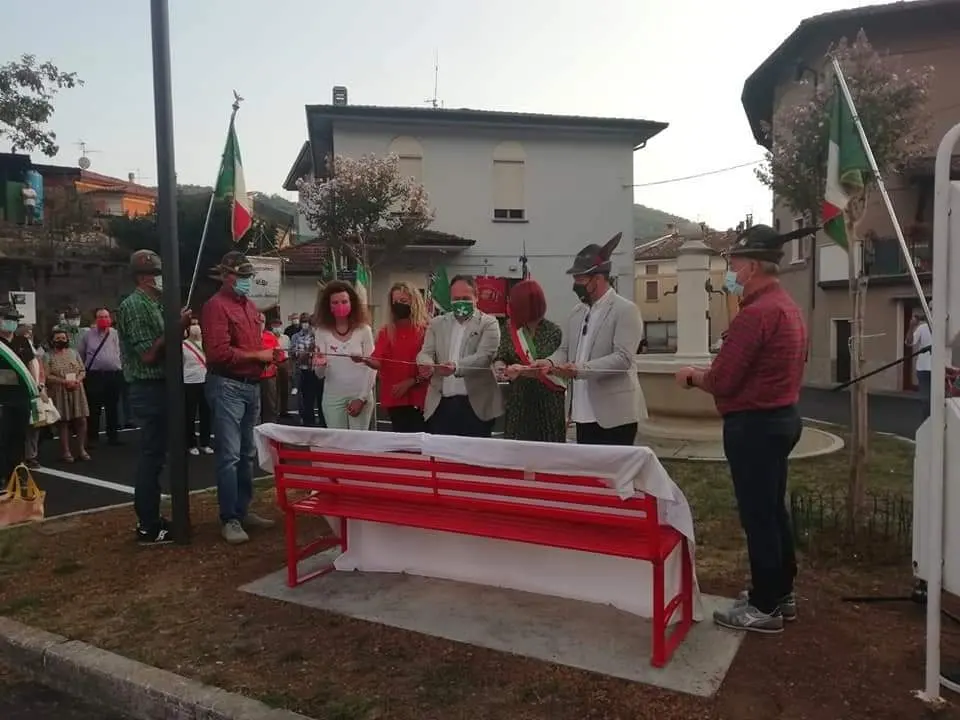 Alcune delle panchine rosse in Valtrompia e a Lumezzane