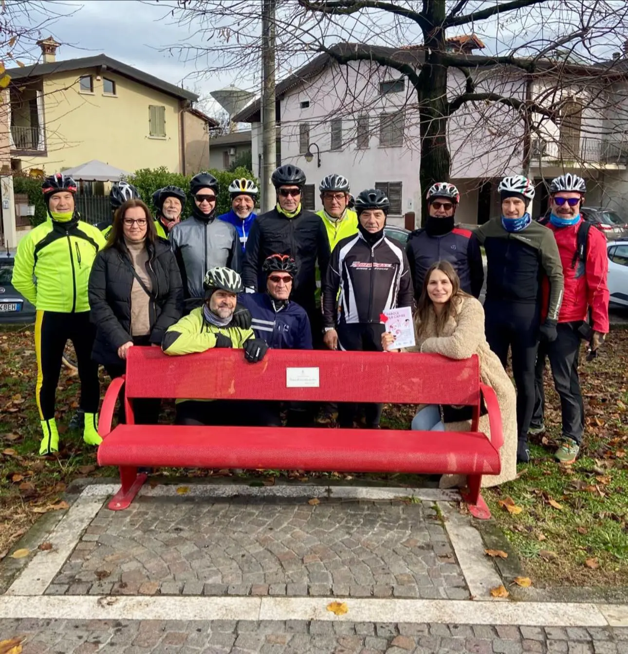 Alcune delle panchine rosse nella Bassa