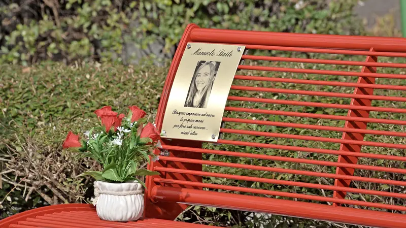 La panchina rossa in città, in ricordo di Manuela Bailo