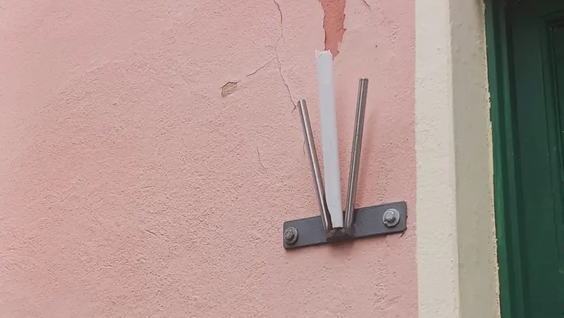 La sede del Pd senza bandiera - © www.giornaledibrescia.it