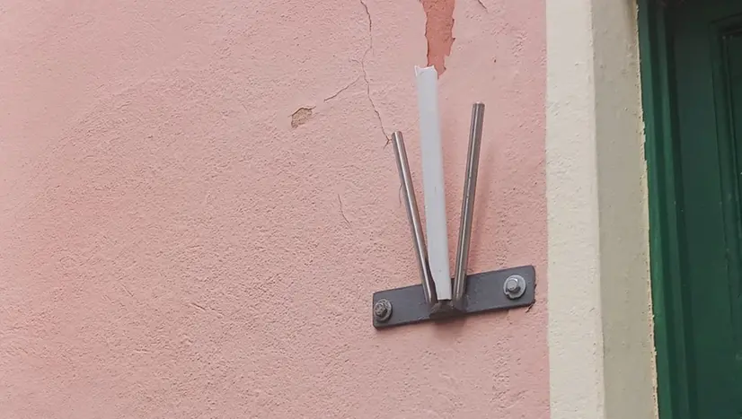 La sede del Pd senza bandiera - © www.giornaledibrescia.it