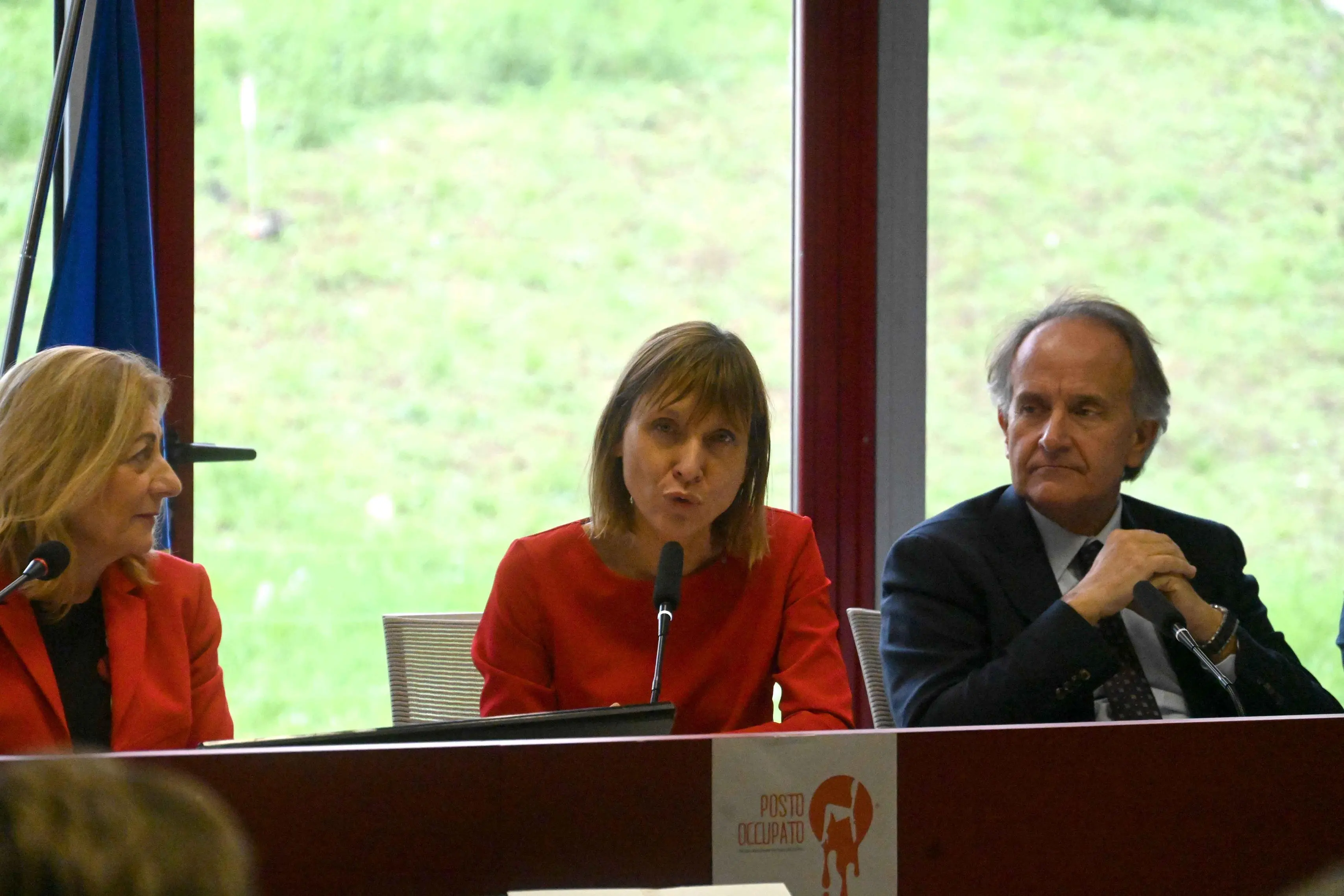 In Tribunale 44 sedie rosse per le vittime di femminicidio