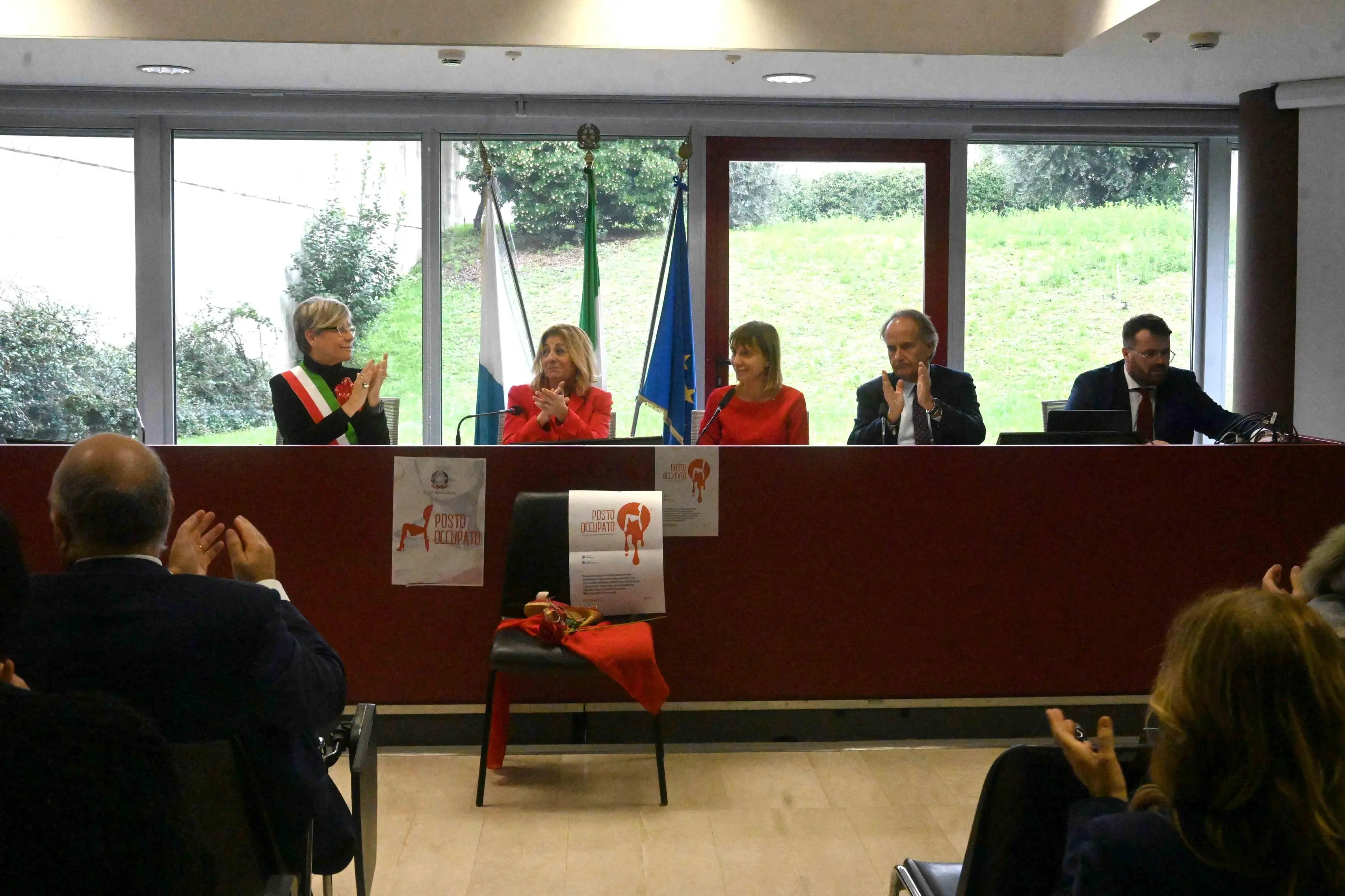 In Tribunale 44 sedie rosse per le vittime di femminicidio