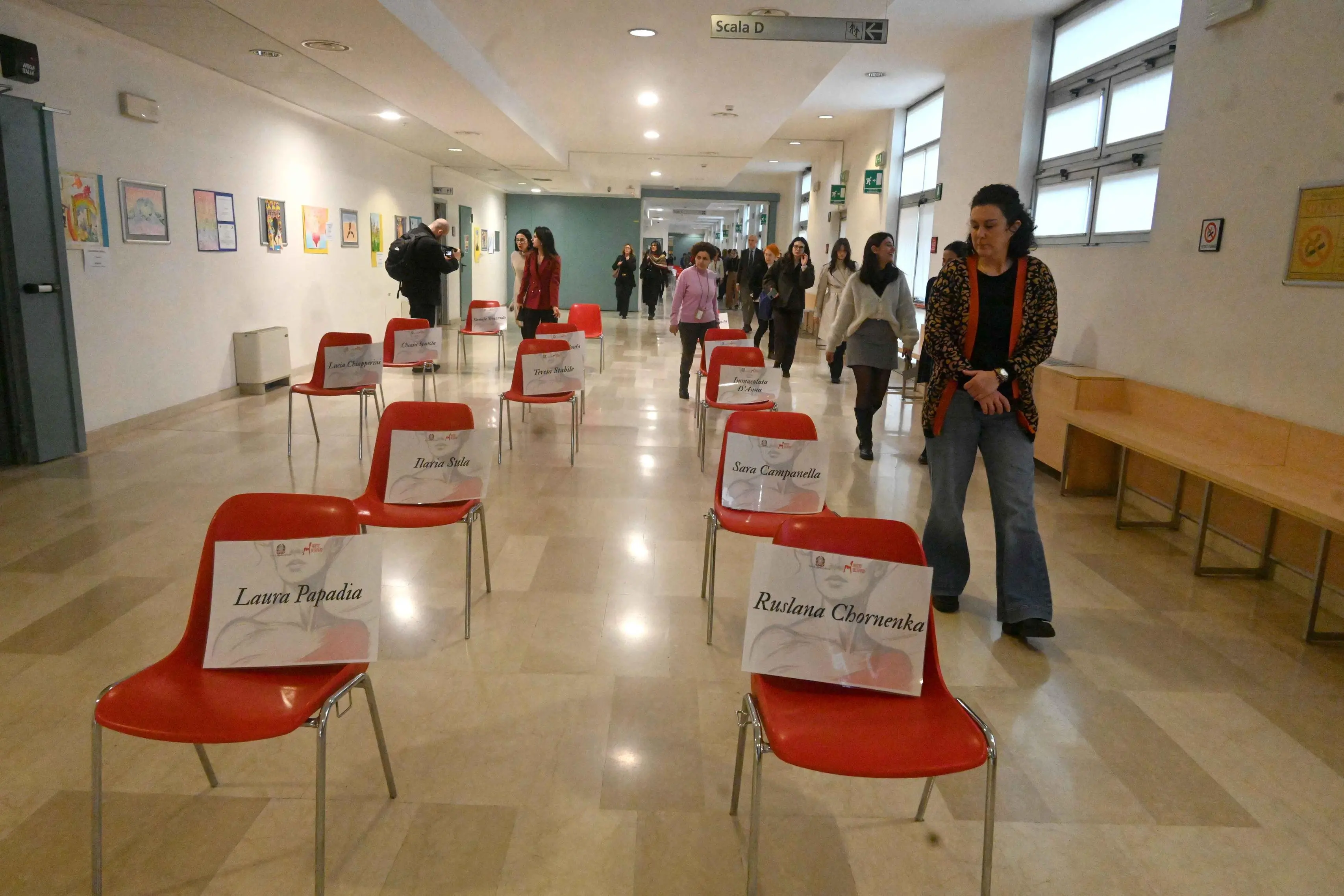 In Tribunale 44 sedie rosse per le vittime di femminicidio