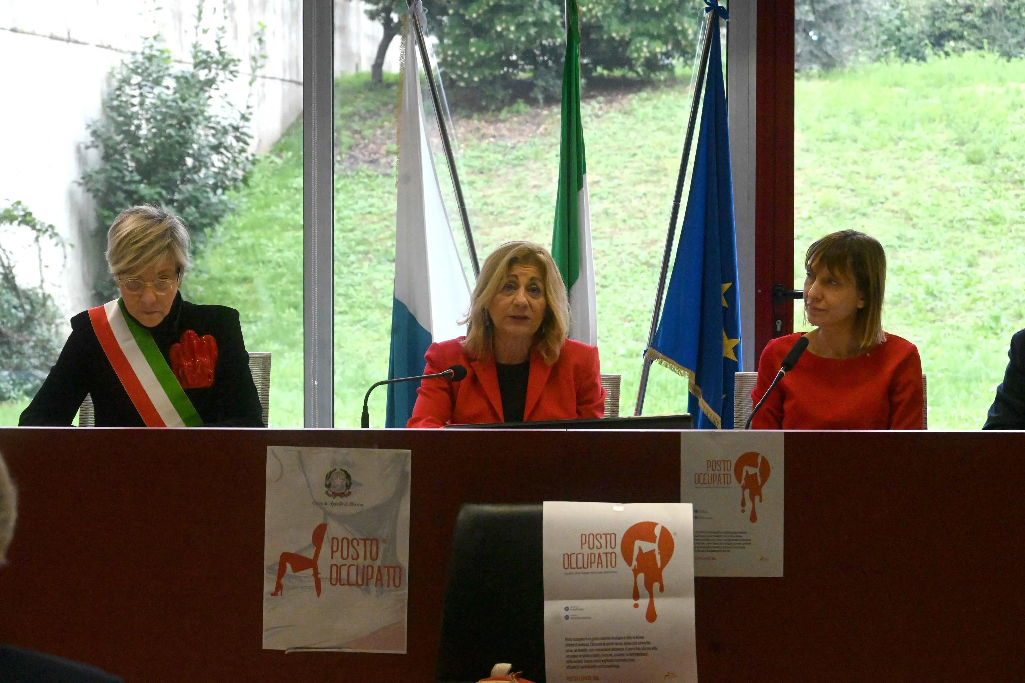 In Tribunale 44 sedie rosse per le vittime di femminicidio