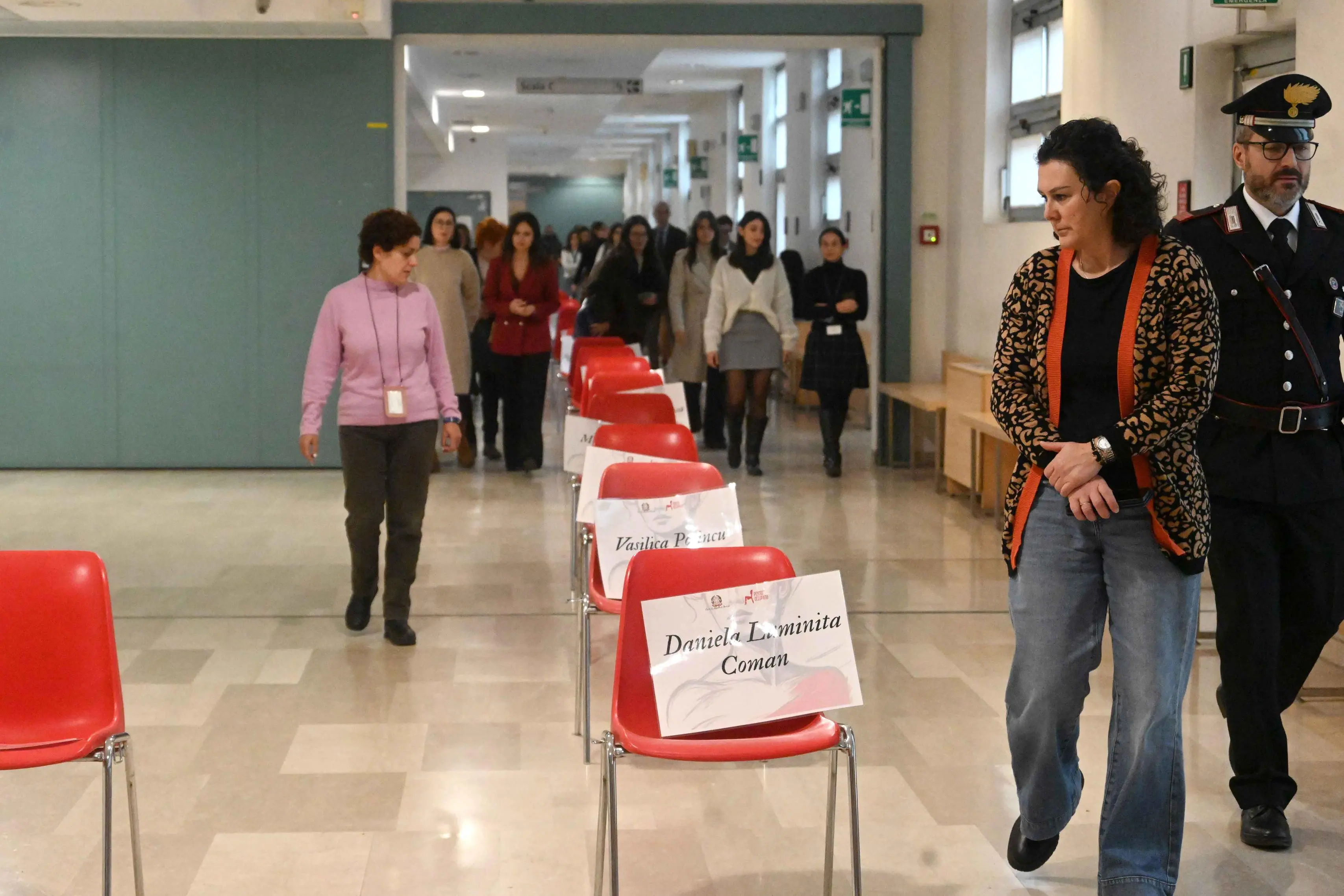 In Tribunale 44 sedie rosse per le vittime di femminicidio