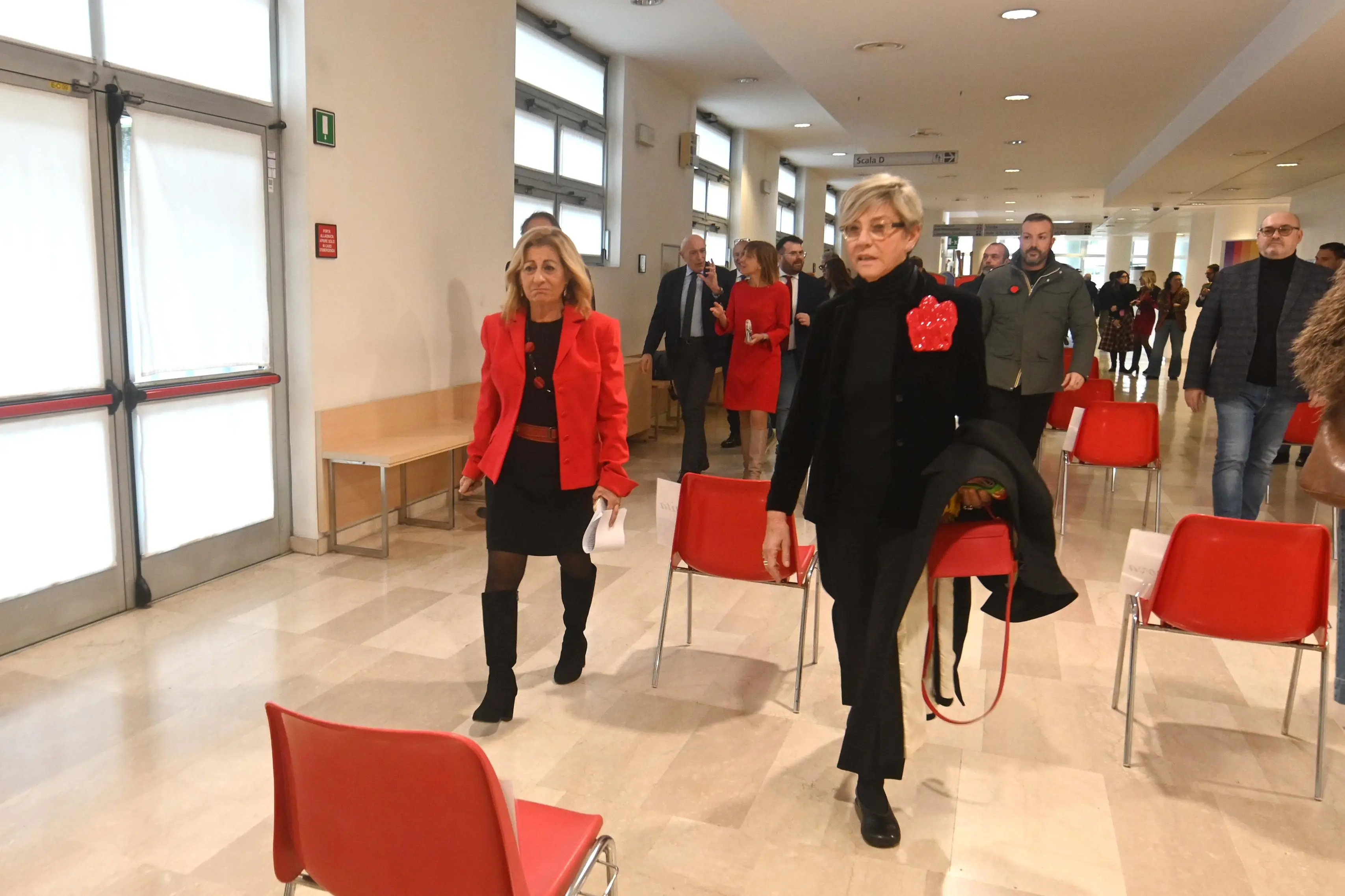 In Tribunale 44 sedie rosse per le vittime di femminicidio