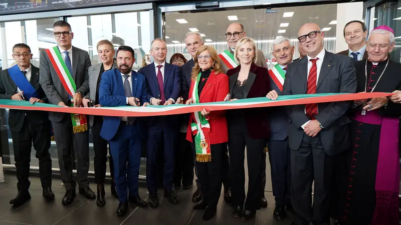 Il taglio del nastro con le autorità