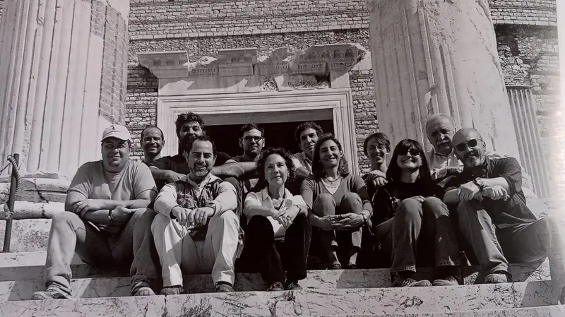 L'autrice al centro, circondata da un gruppo di collaboratori