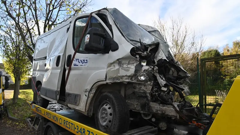 Il furgone su cui viaggiava il 58enne calabrese morto in A4 - Foto Gabriele Strada/Neg © www.giornaledibrescia.it