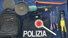 Il kit da scasso che i ladri avevano in auto - © www.giornaledibrescia.it