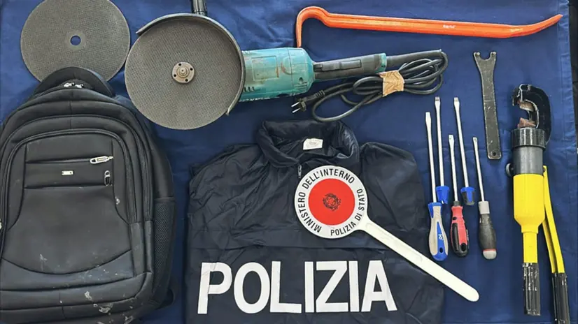 Il kit da scasso che i ladri avevano in auto - © www.giornaledibrescia.it