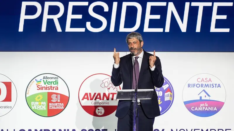 Regionali Campania, Fico alla chiusura della campagna elettorale del centrosinistra - Foto Ansa © www.giornaledibrescia.it