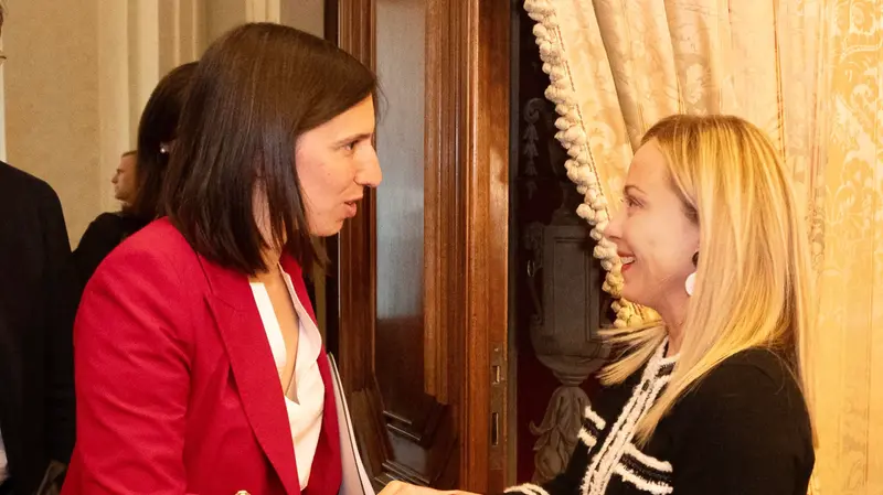 Elly Schlein e Giorgia Meloni - Foto Ansa © www.giornaledibrescia.it