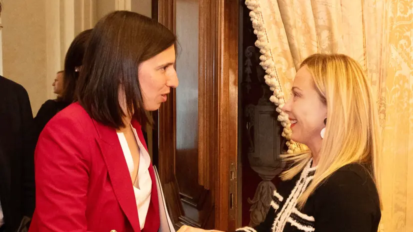 Elly Schlein e Giorgia Meloni - Foto Ansa © www.giornaledibrescia.it