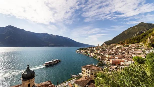 Una veduta dall'alto di Limone sul Garda - Foto Ufficio stampa Tci © www.giornaledibrescia.it