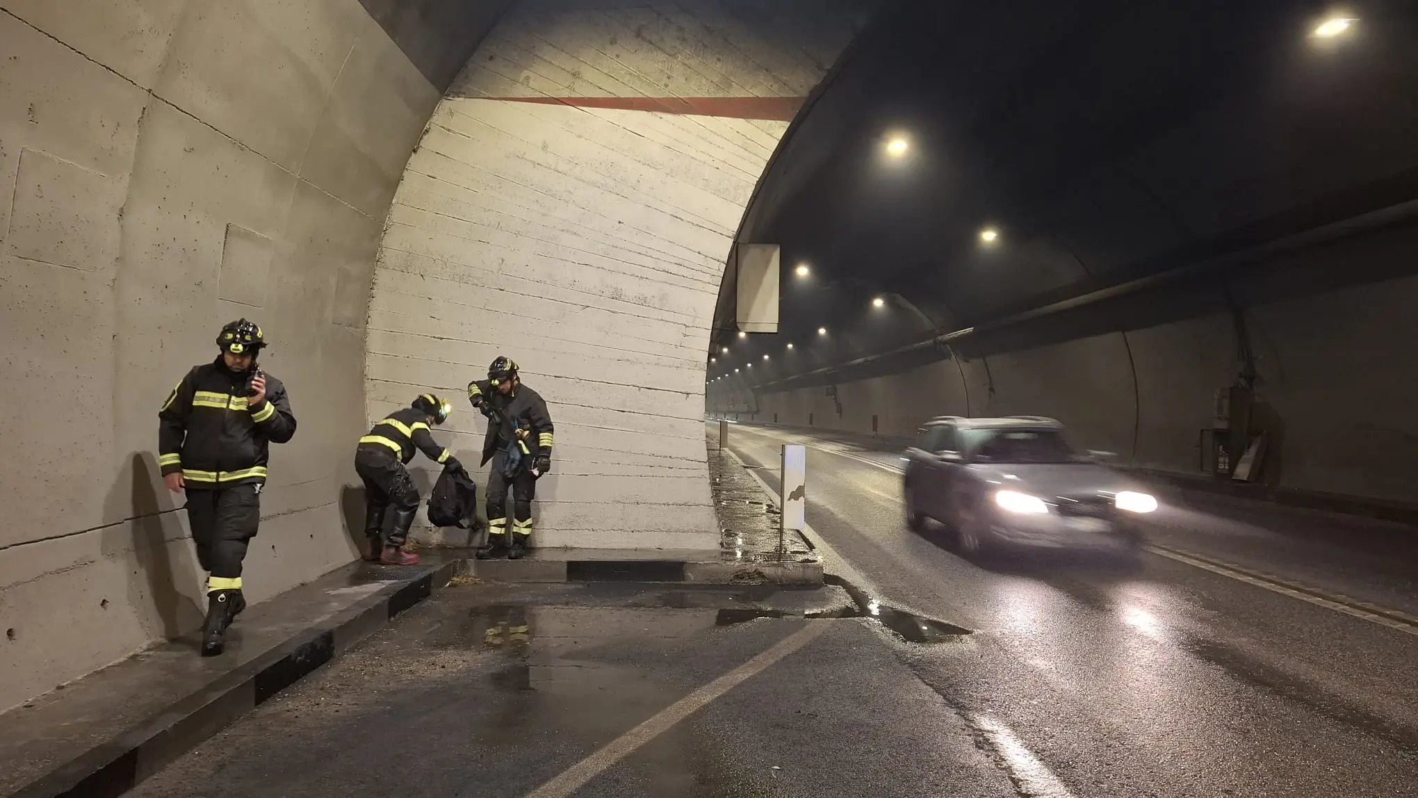 Danneggiato un tubo nella galleria Carpeneda