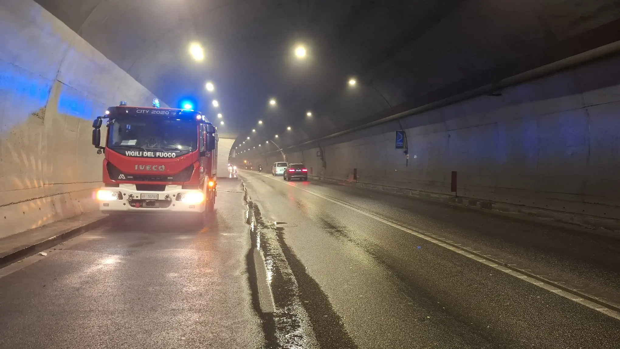 Danneggiato un tubo nella galleria Carpeneda