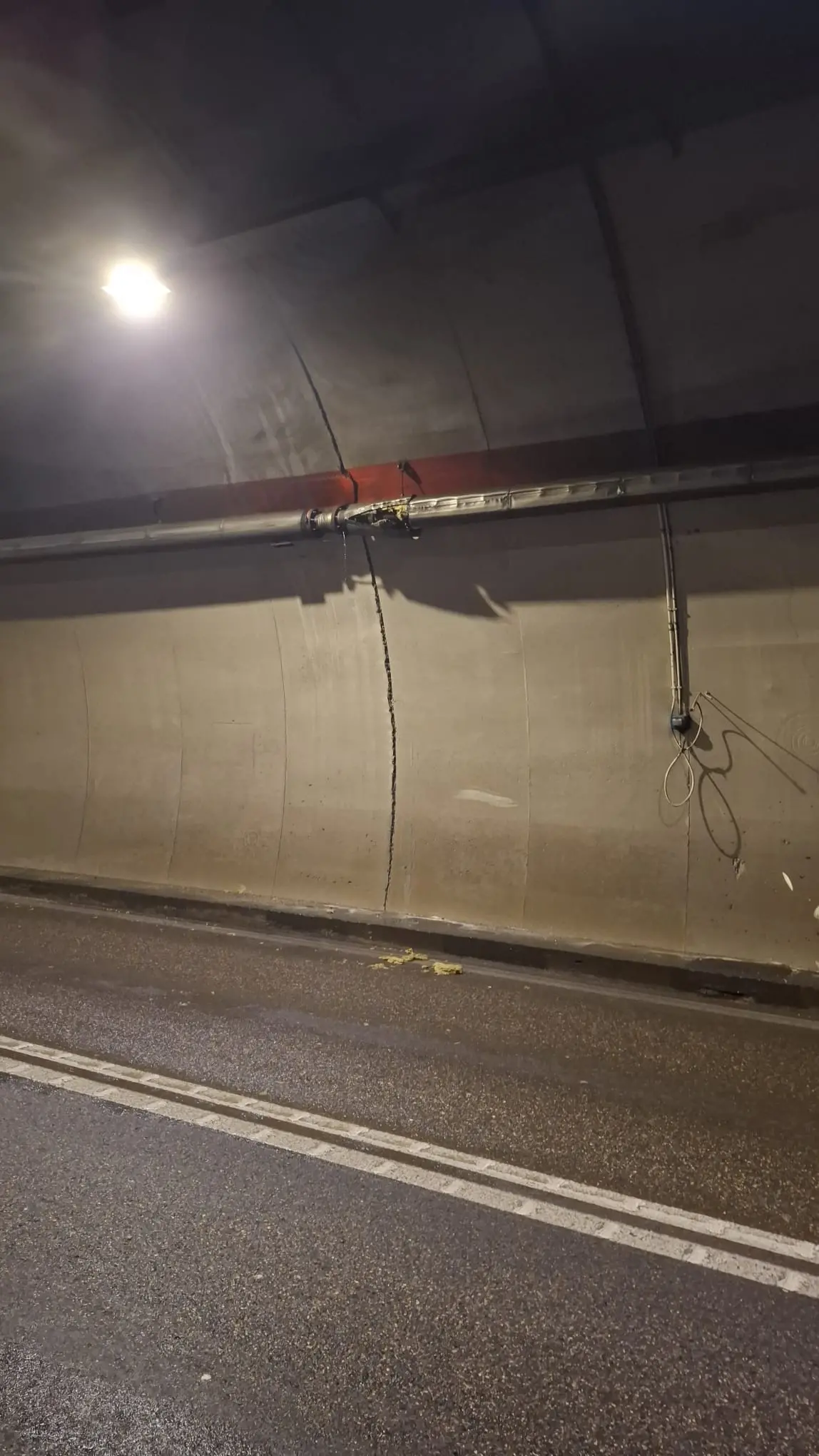 Danneggiato un tubo nella galleria Carpeneda