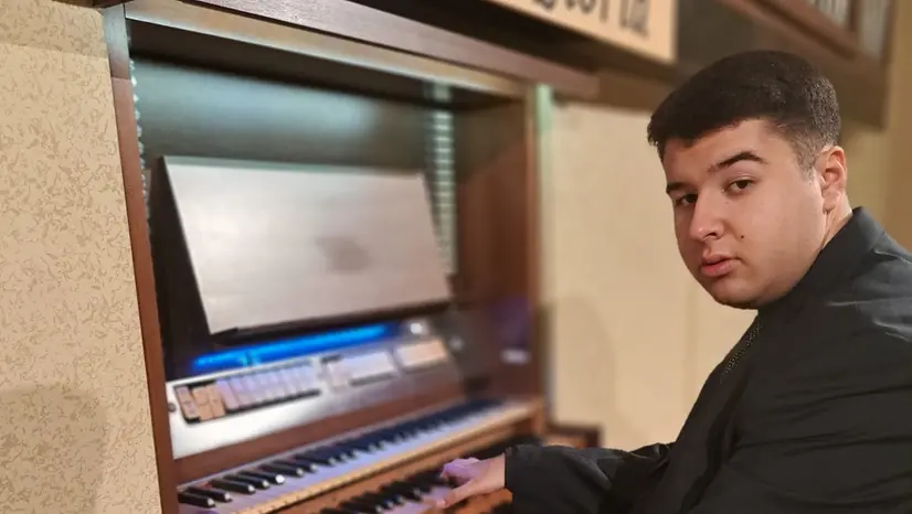 Enzo Pedretti all'organo Tamburini del Santuario di Santa Maria Bambina - © www.giornaledibrescia.it