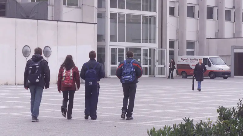 Studenti fuori dal liceo Leonardo - © www.giornaledibrescia.it