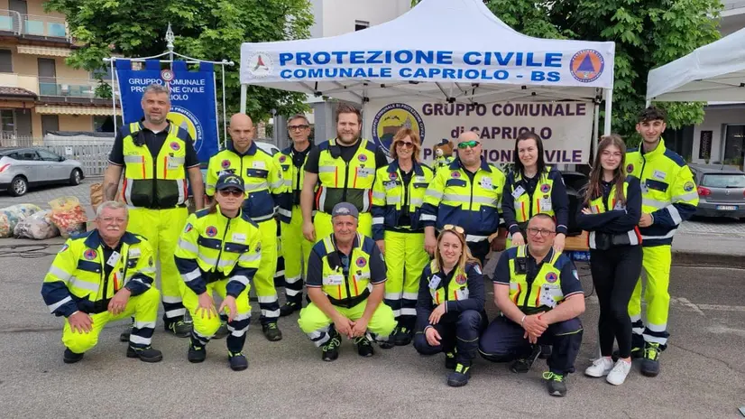 Il gruppo della Protezione civile di Capriolo - © www.giornaledibrescia.it