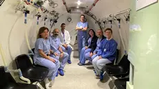 Il team medico in una camera iperbarica - © www.giornaledibrescia.it