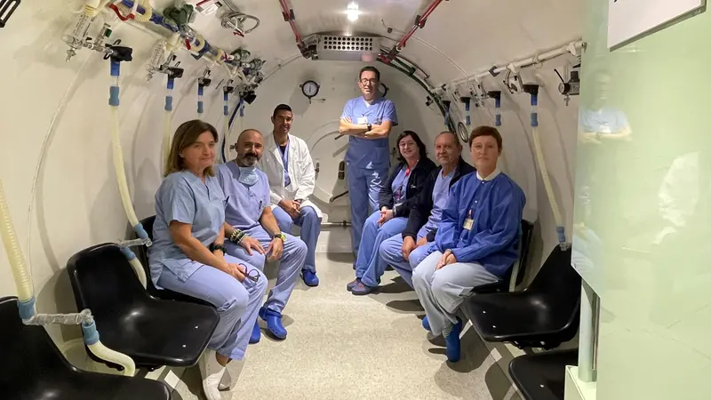 Il team medico in una camera iperbarica - © www.giornaledibrescia.it