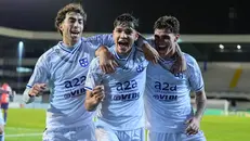 Valente esulta con i compagni dopo il gol - Foto New Reporter Di Giovanni © www.giornaledibrescia.it