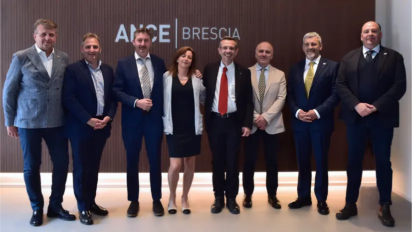 Il presidente Deldossi (quarto da destra) con la squadra di presidenza di Ance Brescia